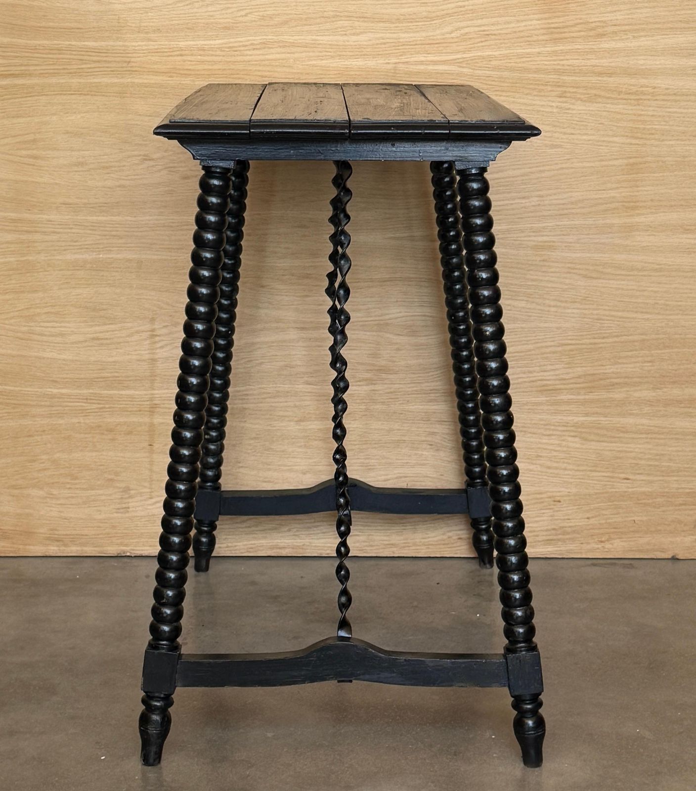 Table d'appoint baroque espagnole ébonisée, pieds tournés, XIXe siècle photo vintage