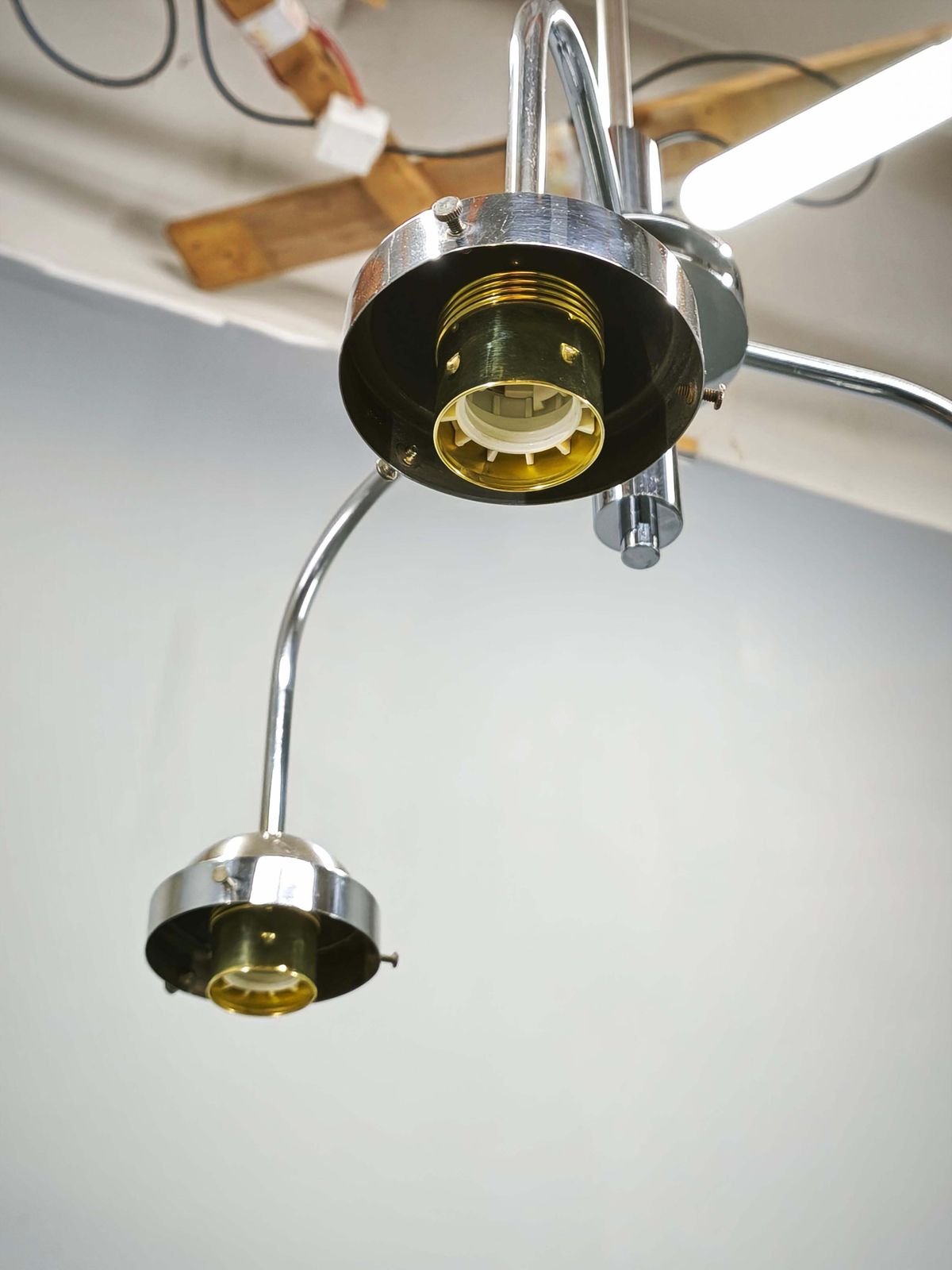 Lustre Bauhaus tchèque des années 1940 aux globes en verre opalin photo for sale