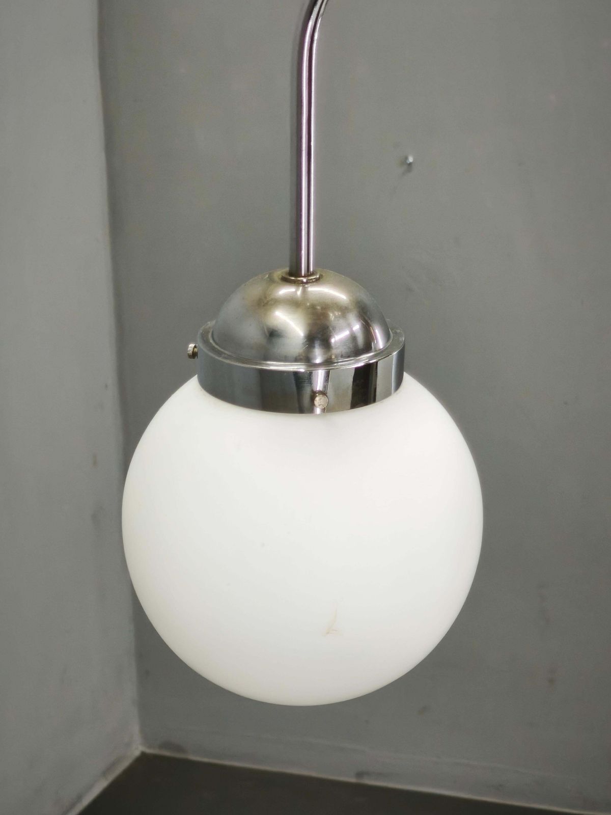 Lustre Bauhaus tchèque des années 1940 aux globes en verre opalin photo vintage