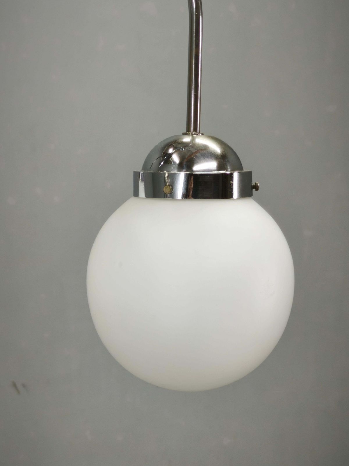 photo furniture Lustre Bauhaus tchèque des années 1940 aux globes en verre opalin