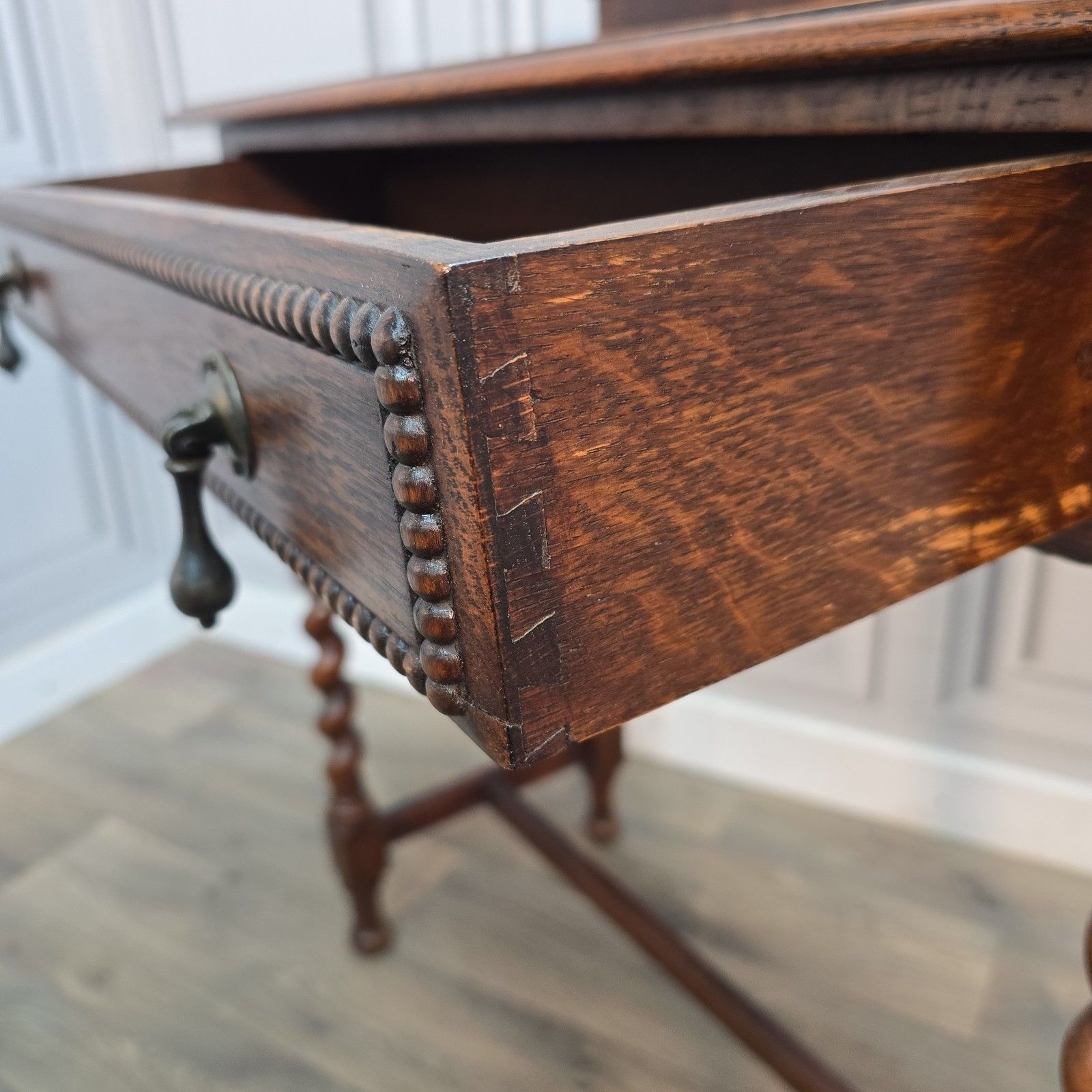 photo vintage Antique Oak Hall Table Solid Wood Barley Twist Console Side Lamp Jacobean