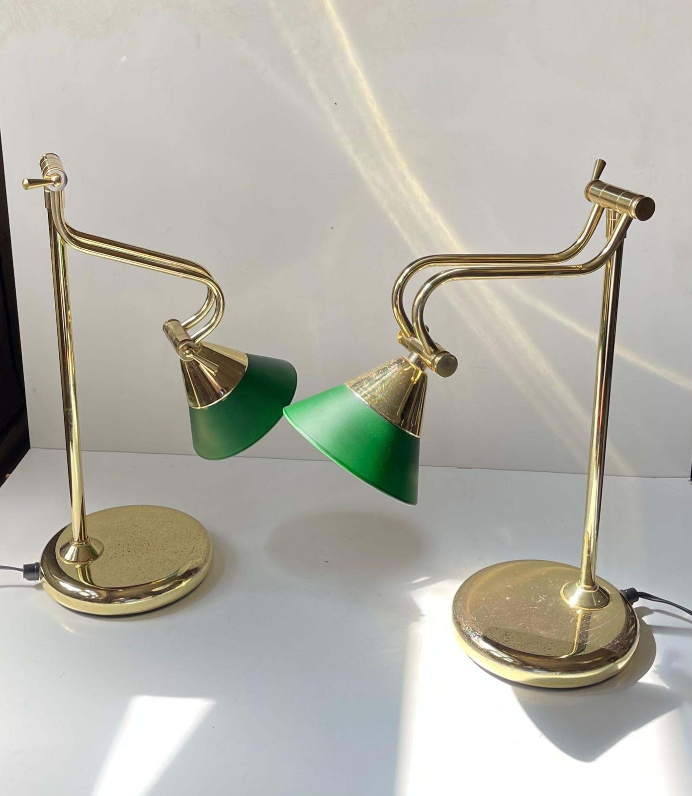Lampes de bureau ou de table vintage scandinaves en laiton et verre vert photo buy