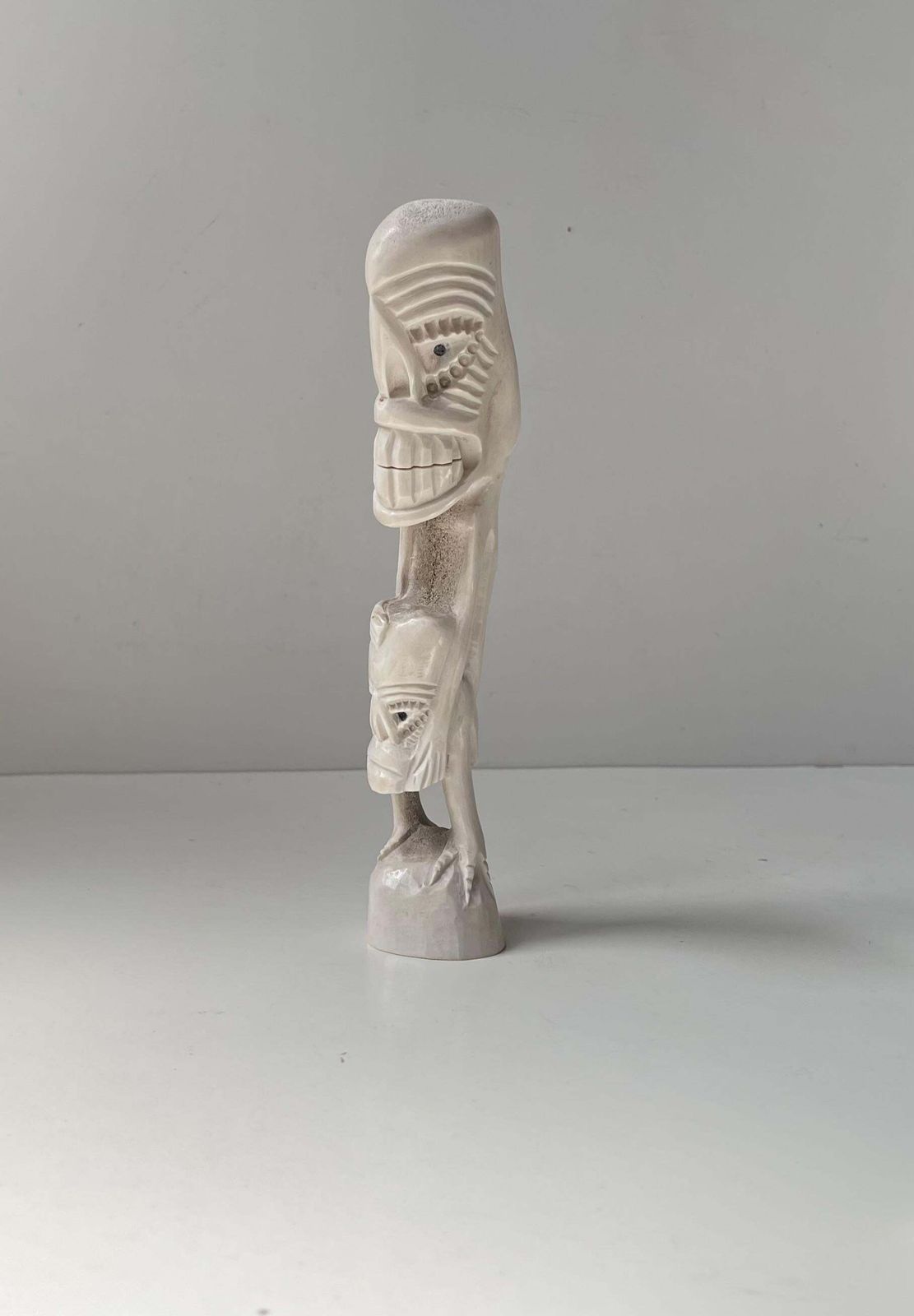 Famille de tupilak groenlandais sculptés à la main en bois de renne et en os photo vintage