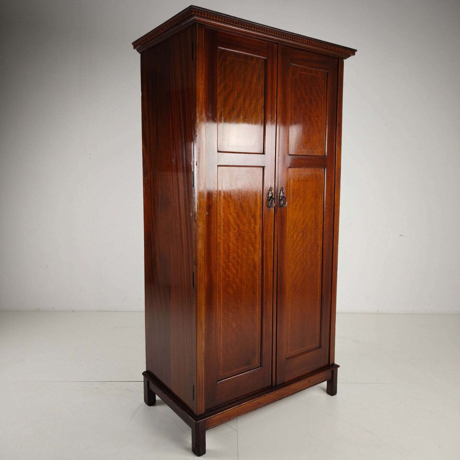photo vinterior Early 20th Century Maple & Co. Gentleman’s Wardrobe