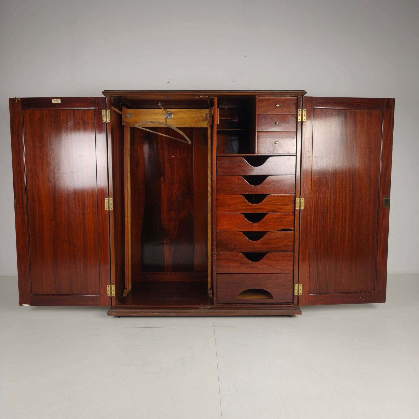 Early 20th Century Innovation Ingenuities Ltd. Gentleman’s Wardrobe photo vinterior