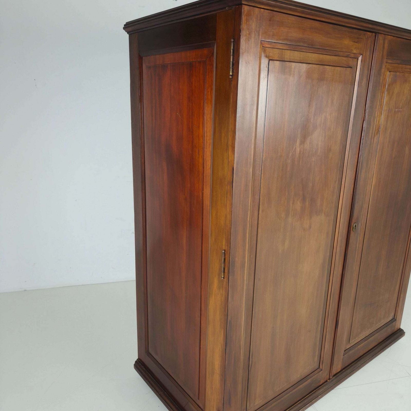 photo vinterior Early 20th Century Innovation Ingenuities Ltd. Gentleman’s Wardrobe