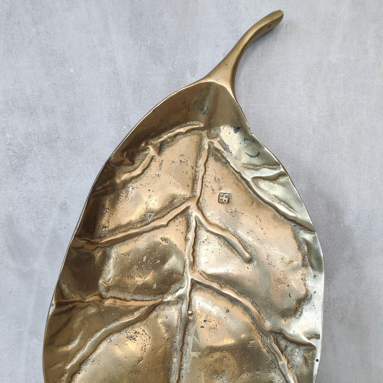 A David Marshall 1980s Brutalist Sand Cast Brass Large Sculptural Leaf Centrepiece photo vinterior