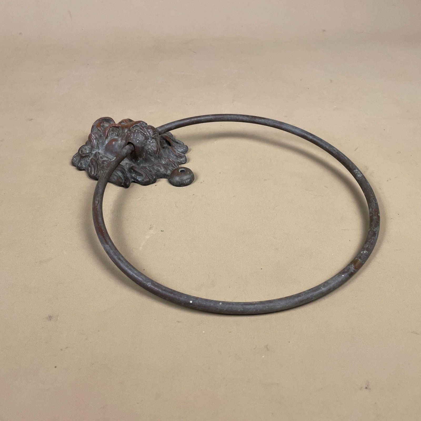 Lion Head Towel Ring Brass Wall Holder Victorian Style Bathroom Towel Rail Hand Towel Holder photo Home Fixtures