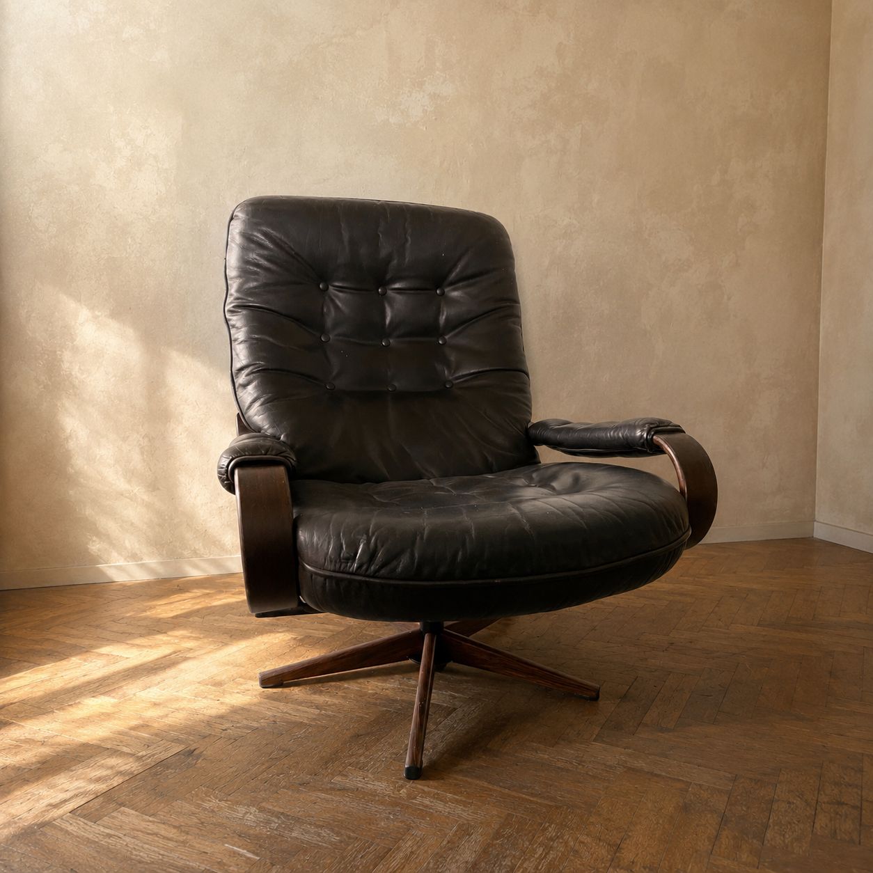 Scandinavische stijl zwartleren draaifauteuil met gebogen houten frame, jaren 1970