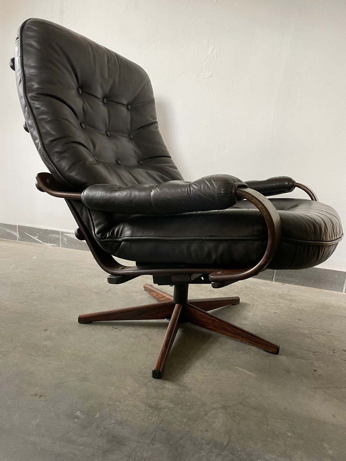 Scandinavische stijl zwartleren draaifauteuil met gebogen houten frame, jaren 1970 photo vintage
