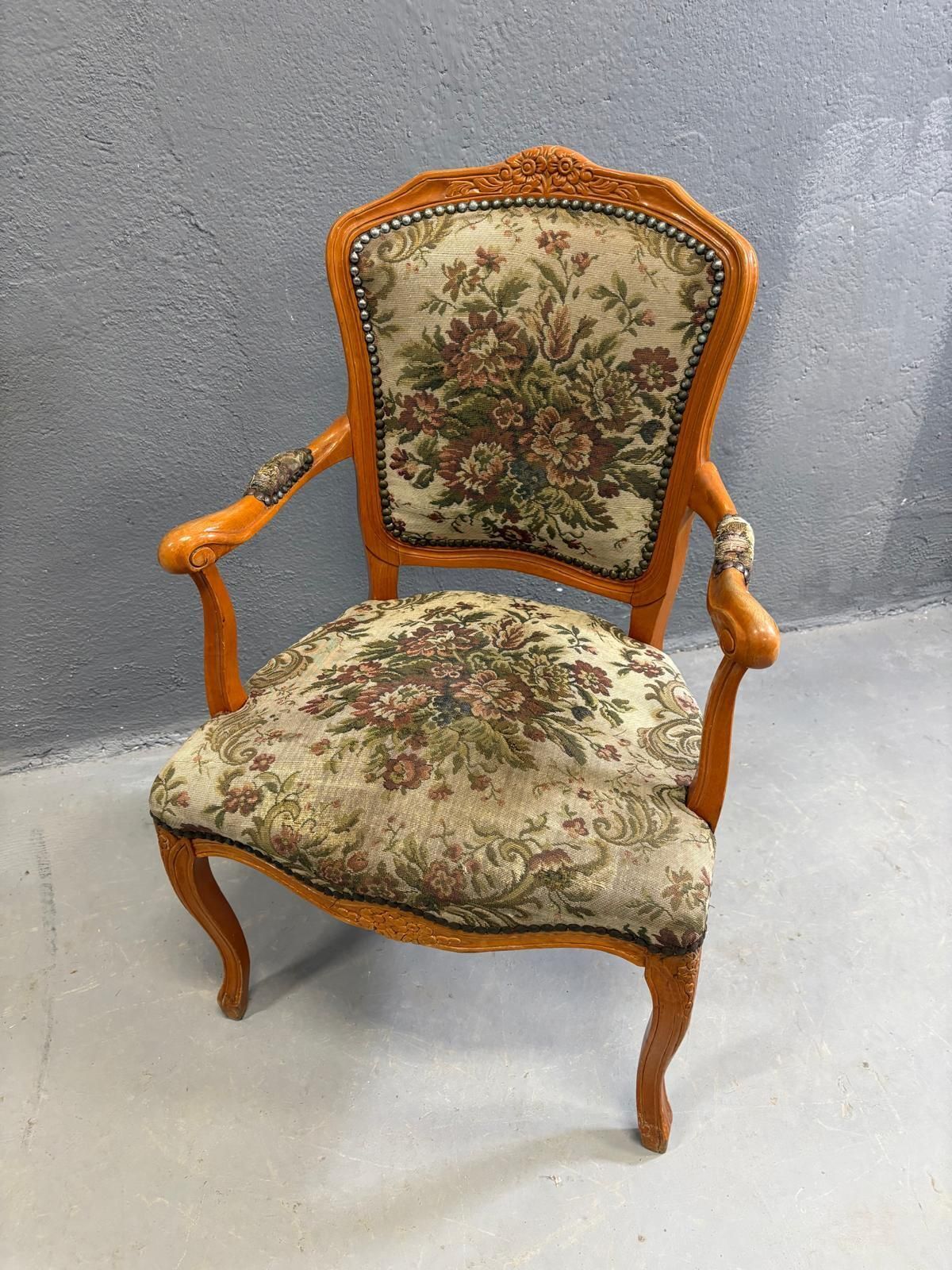 Louis XV-stijl fauteuil met bloemtapisserie en gesneden houten frame, jaren 1950–1970 photo vinterior