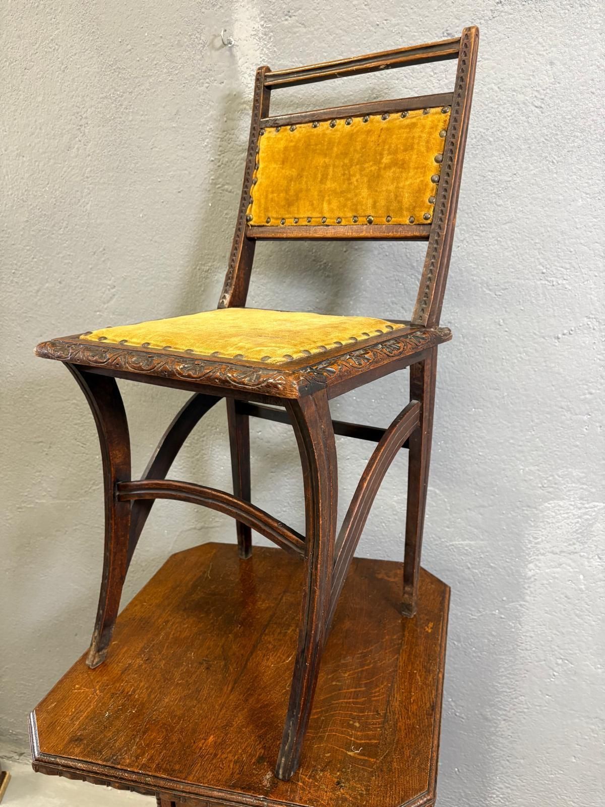 Art Nouveau Massief Houten Eetkamerstoel met Fluwelen Bekleding en Messing Sierspijkers, 1900–1910 photo Meubels