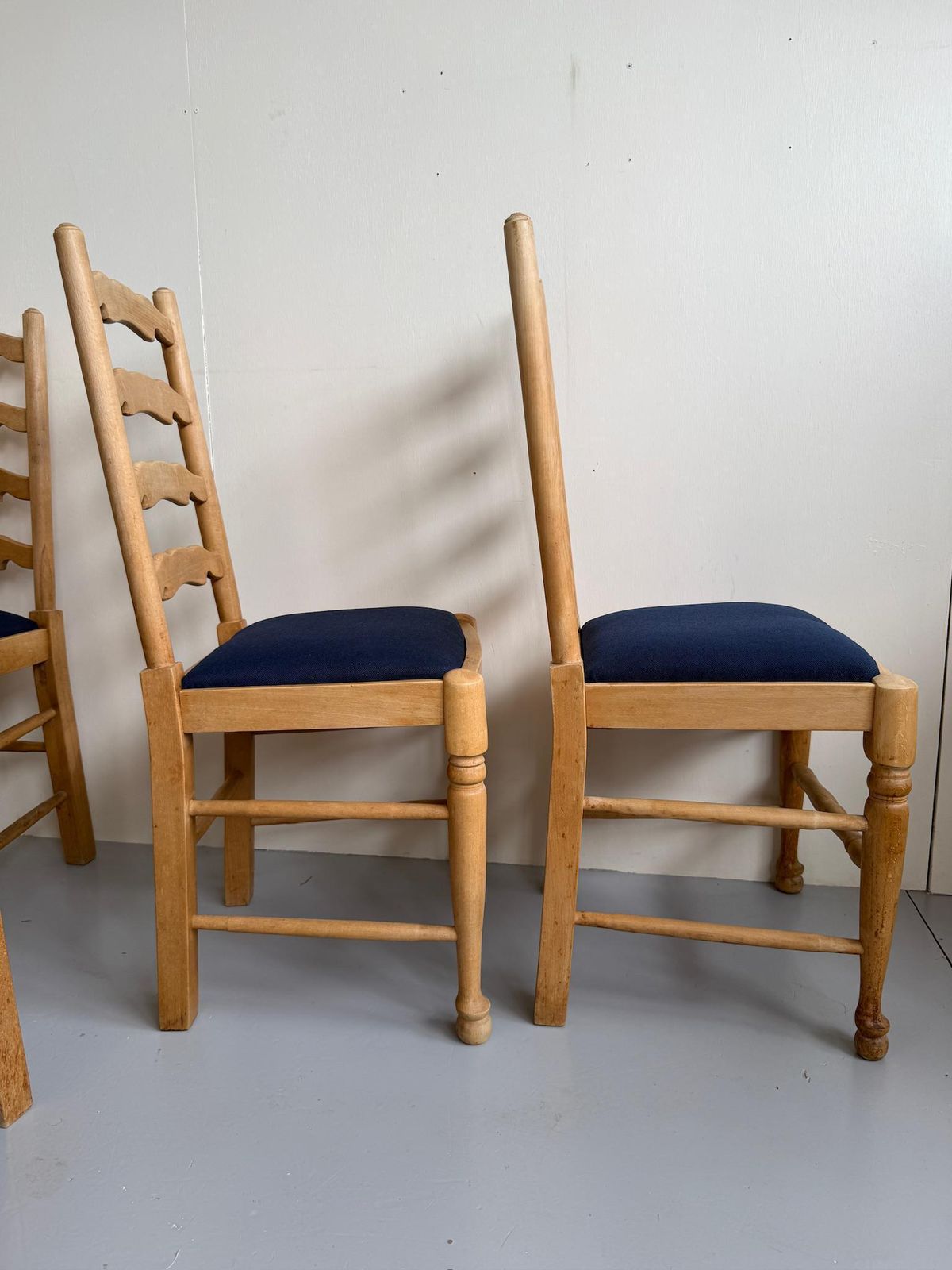 Set Of 4 Rustic Wooden Farmhouse Style Dining Chairs Blue Seats Cabriolet Legs photo furniture
