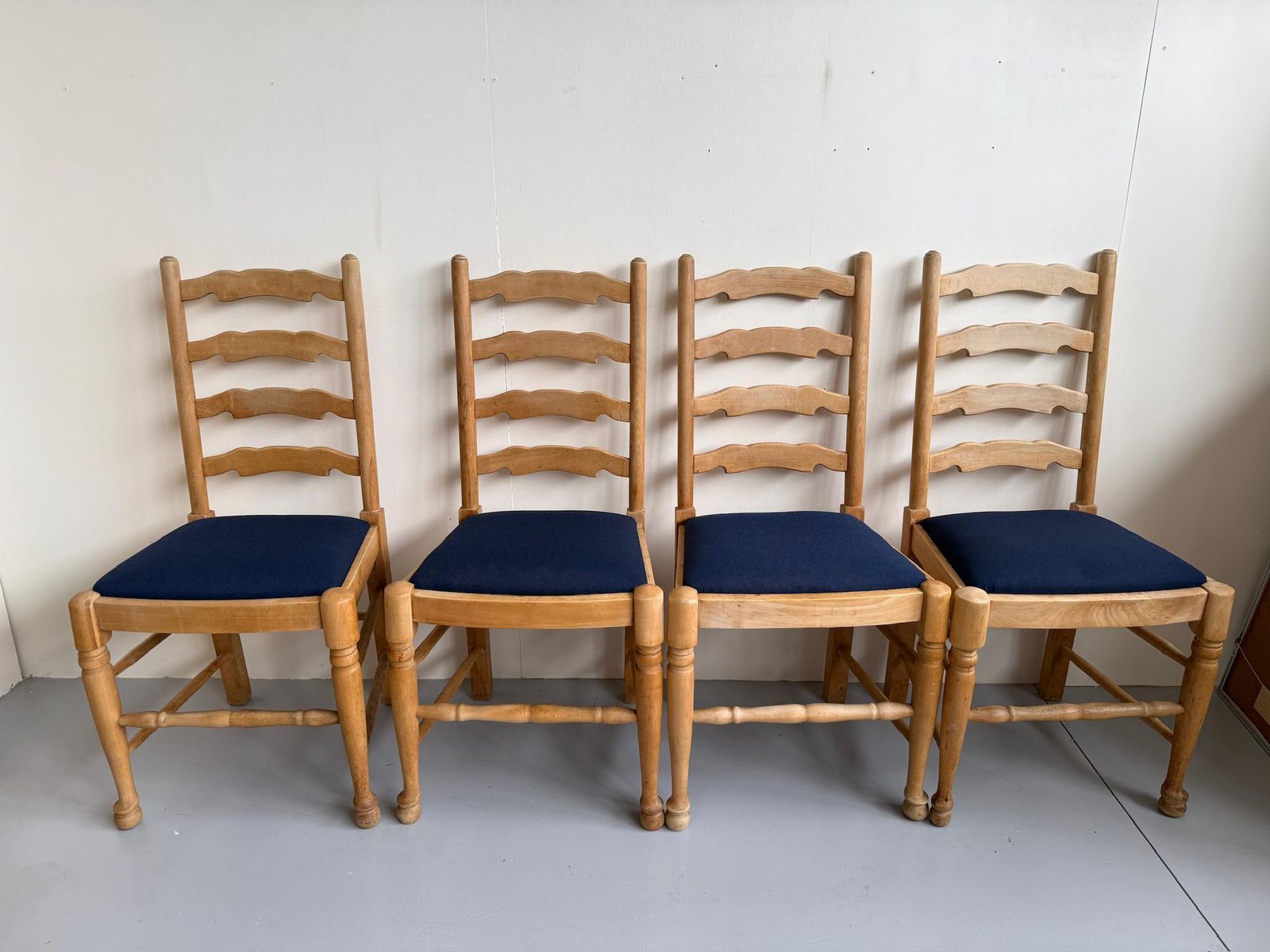 Set Of 4 Rustic Wooden Farmhouse Style Dining Chairs Blue Seats Cabriolet Legs photo Furniture