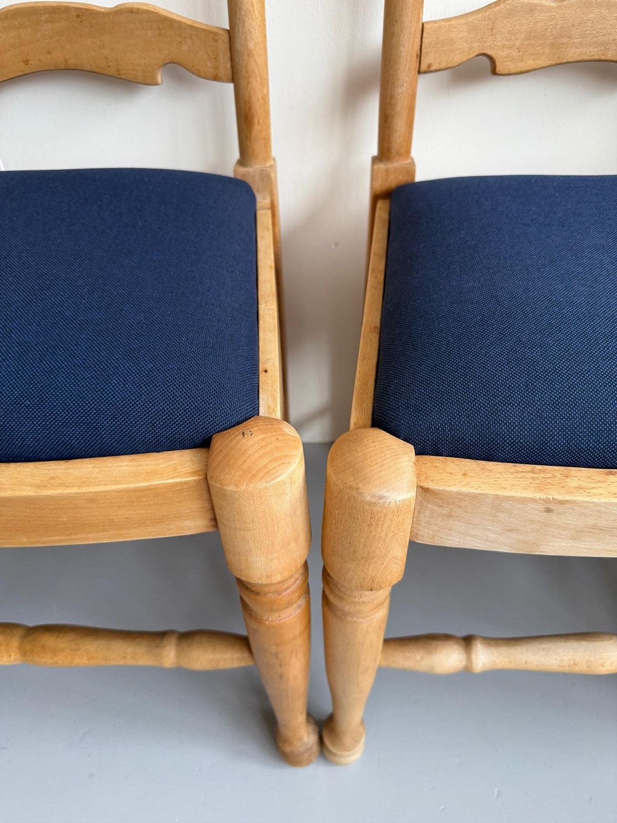 Set Of 4 Rustic Wooden Farmhouse Style Dining Chairs Blue Seats Cabriolet Legs photo vinterior