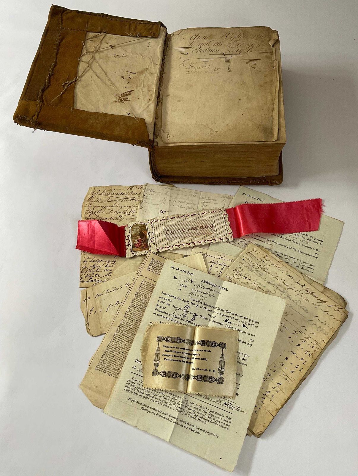 Samengestelde Bijbel en Gebedenboek 1737-1739, volkskunst handgestikt patchwork leren omslag, uitgegeven door John Baskett. photo furniture