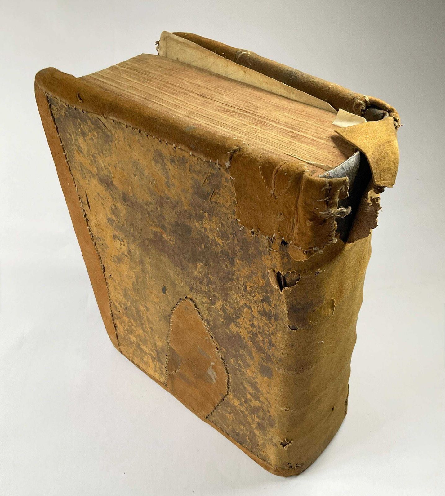 Woonaccessoires Samengestelde Bijbel en Gebedenboek 1737-1739, volkskunst handgestikt patchwork leren omslag, uitgegeven door John Baskett. photo