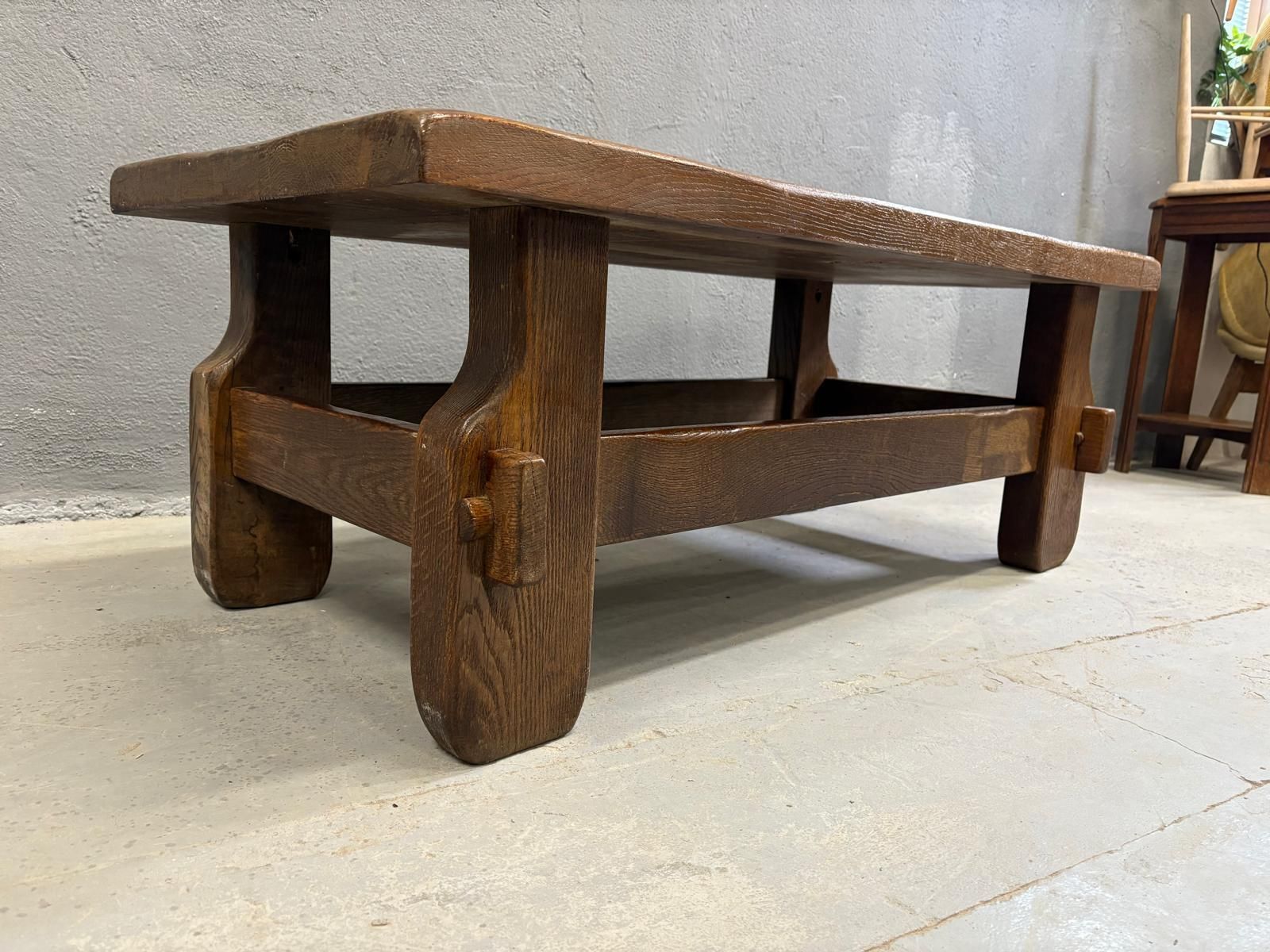 Brutalist salontafel van massief eiken, jaren 1970 photo vinterior