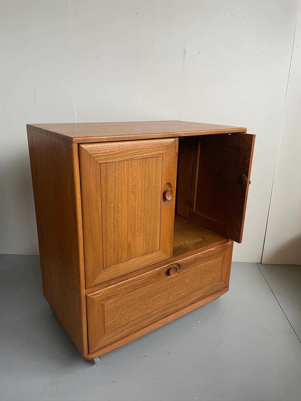 Vintage Ercol 845 Tv Media Elm Cabinet Storage Stand With Pocket Doors photo vinterior