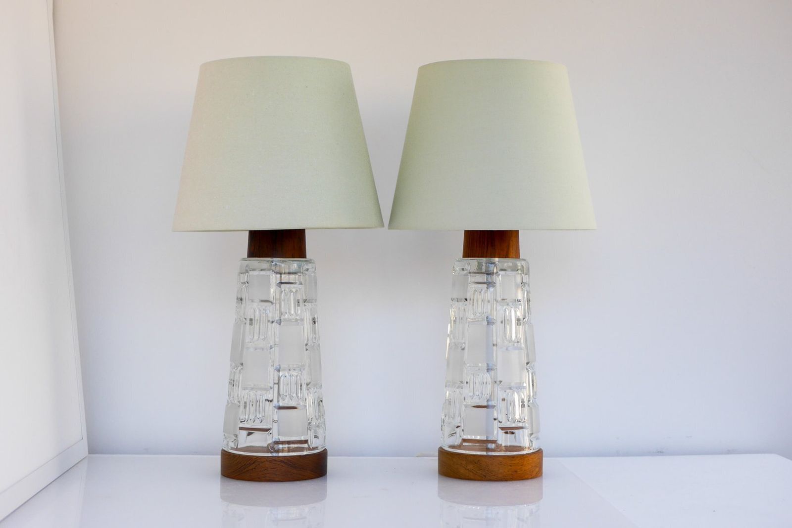 photo vinterior Mid-Century Modern Scandinavian tafellamp van teakhout en glas, set van 2