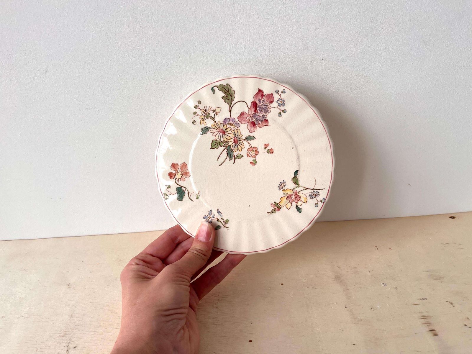 Dessous-de-plat d'époque en ironstone fleuri, par Longchamp France, fleurs Art Nouveau