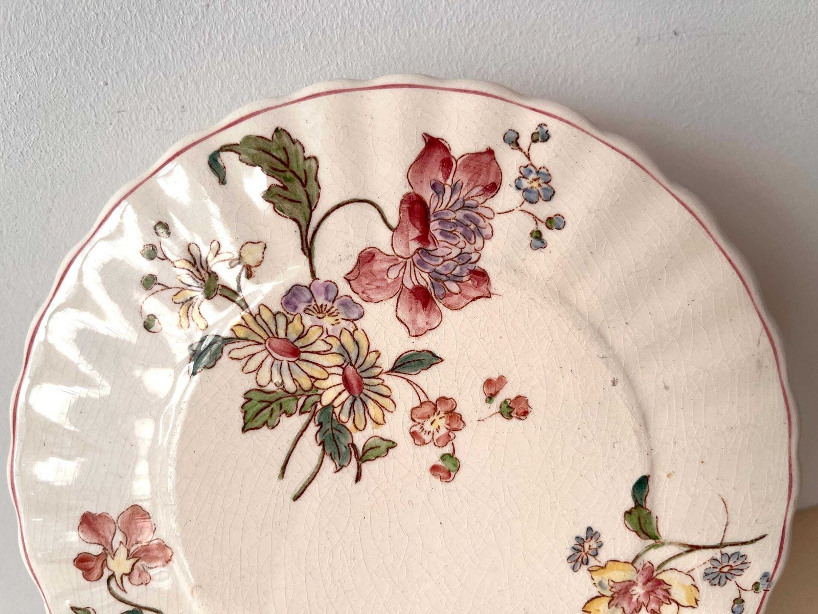Dessous-de-plat d'époque en ironstone fleuri, par Longchamp France, fleurs Art Nouveau photo Décoration