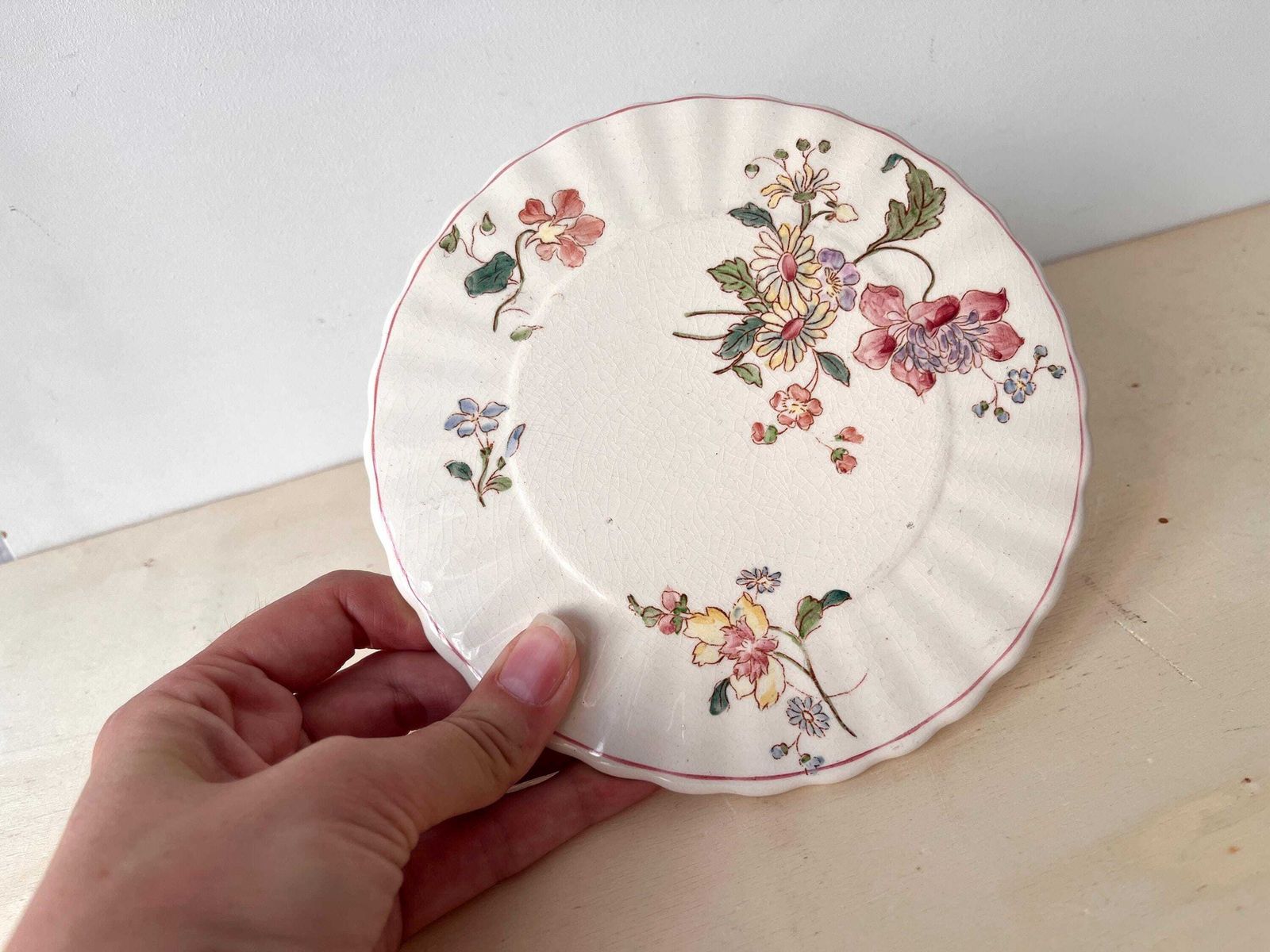 photo for sale Dessous-de-plat d'époque en ironstone fleuri, par Longchamp France, fleurs Art Nouveau
