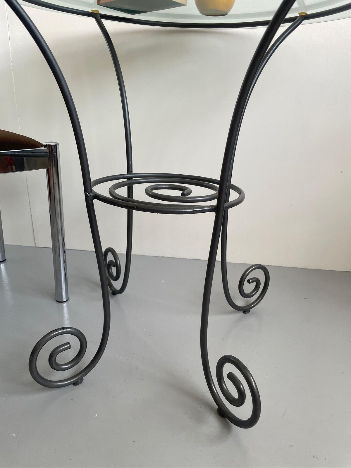 Vintage 80s Postmodern Metal Dining Or Garden Table Round Glass Top Curly Spiral photo vintage