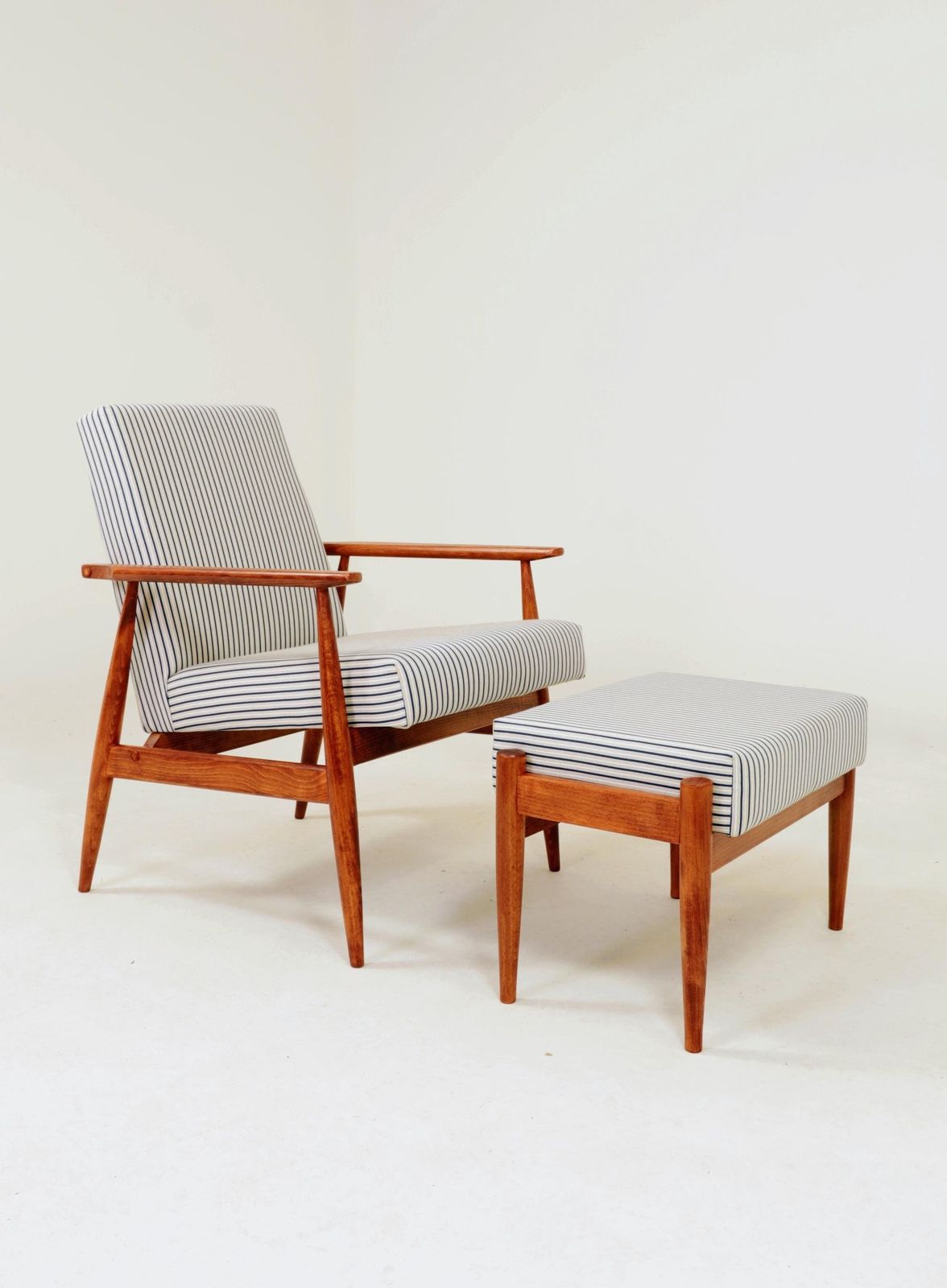 Fauteuil met voetenbank, vintage gestreepte stof, mid-century modern design, 1960 photo furniture
