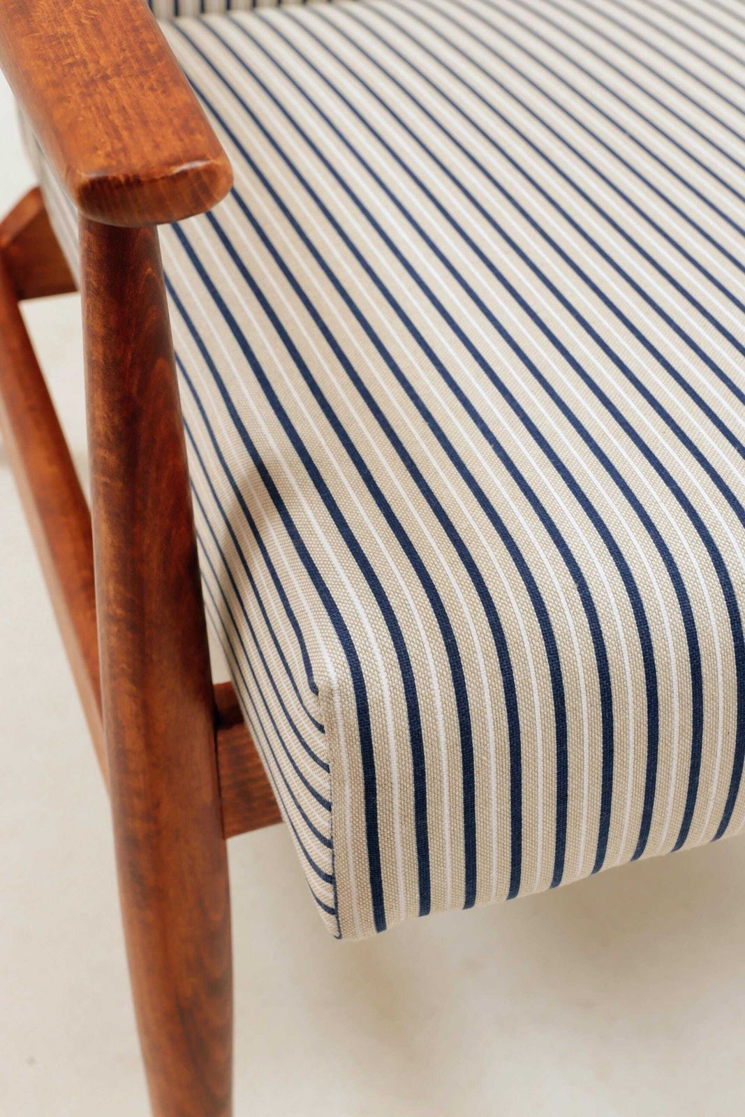 Meubels Fauteuil met voetenbank, vintage gestreepte stof, mid-century modern design, 1960 photo