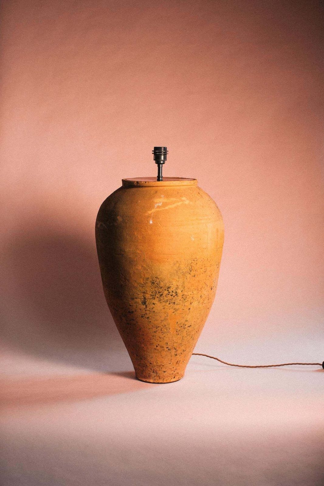 Vervaagde aarden terracotta lamp photo furniture