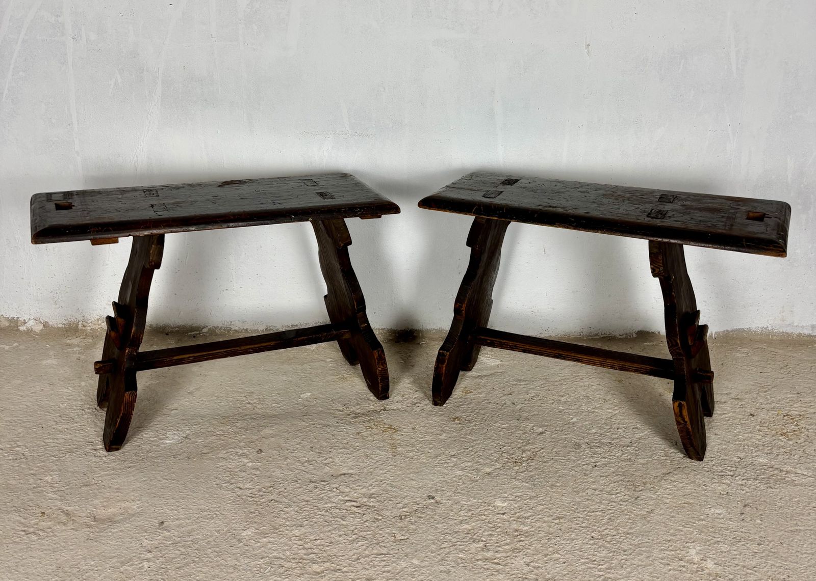 Stel rustieke Spaanse houten krukken, begin 20e eeuw photo furniture