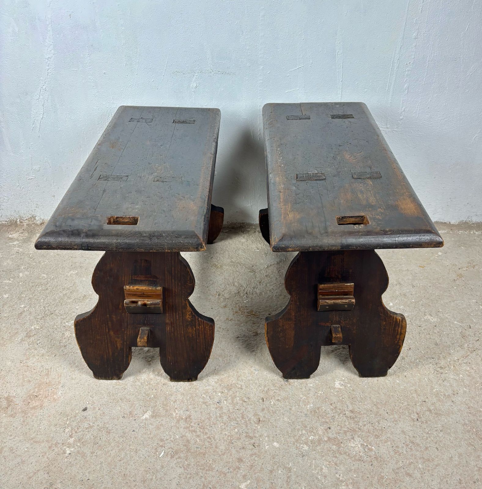 photo furniture Stel rustieke Spaanse houten krukken, begin 20e eeuw
