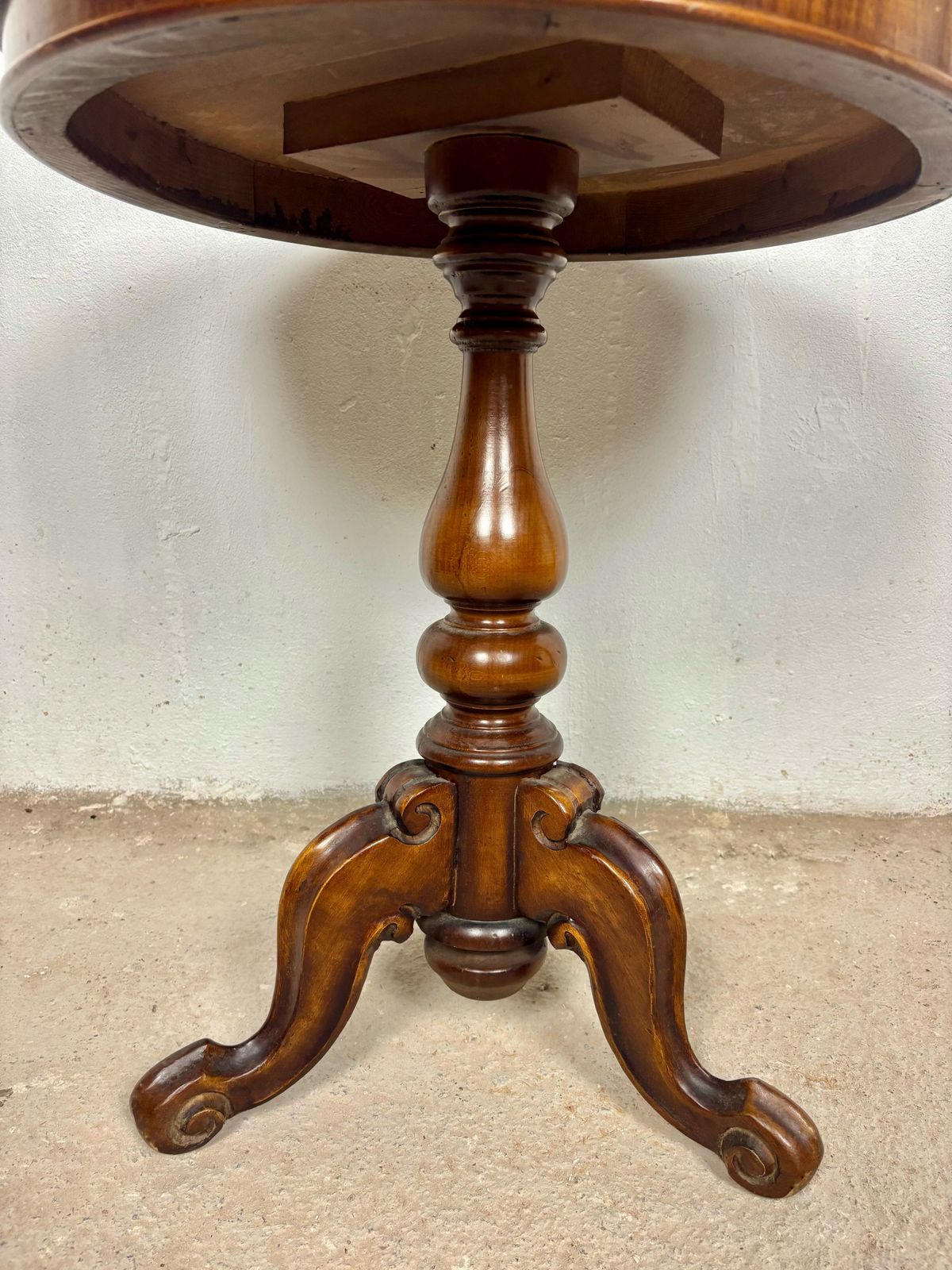 Ronde bijzettafel met ingelegde blad, jaren 1920 photo buy