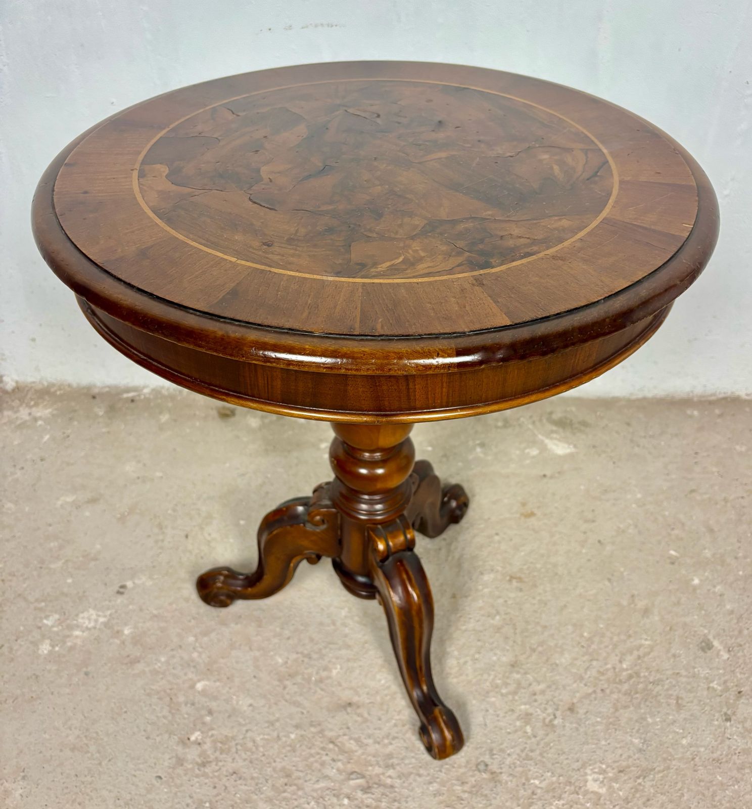 photo furniture Ronde bijzettafel met ingelegde blad, jaren 1920