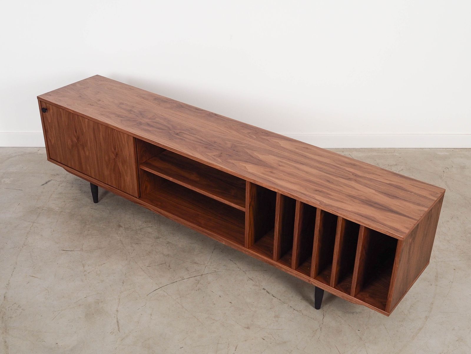 photo furniture Buffet scandinave en noyer