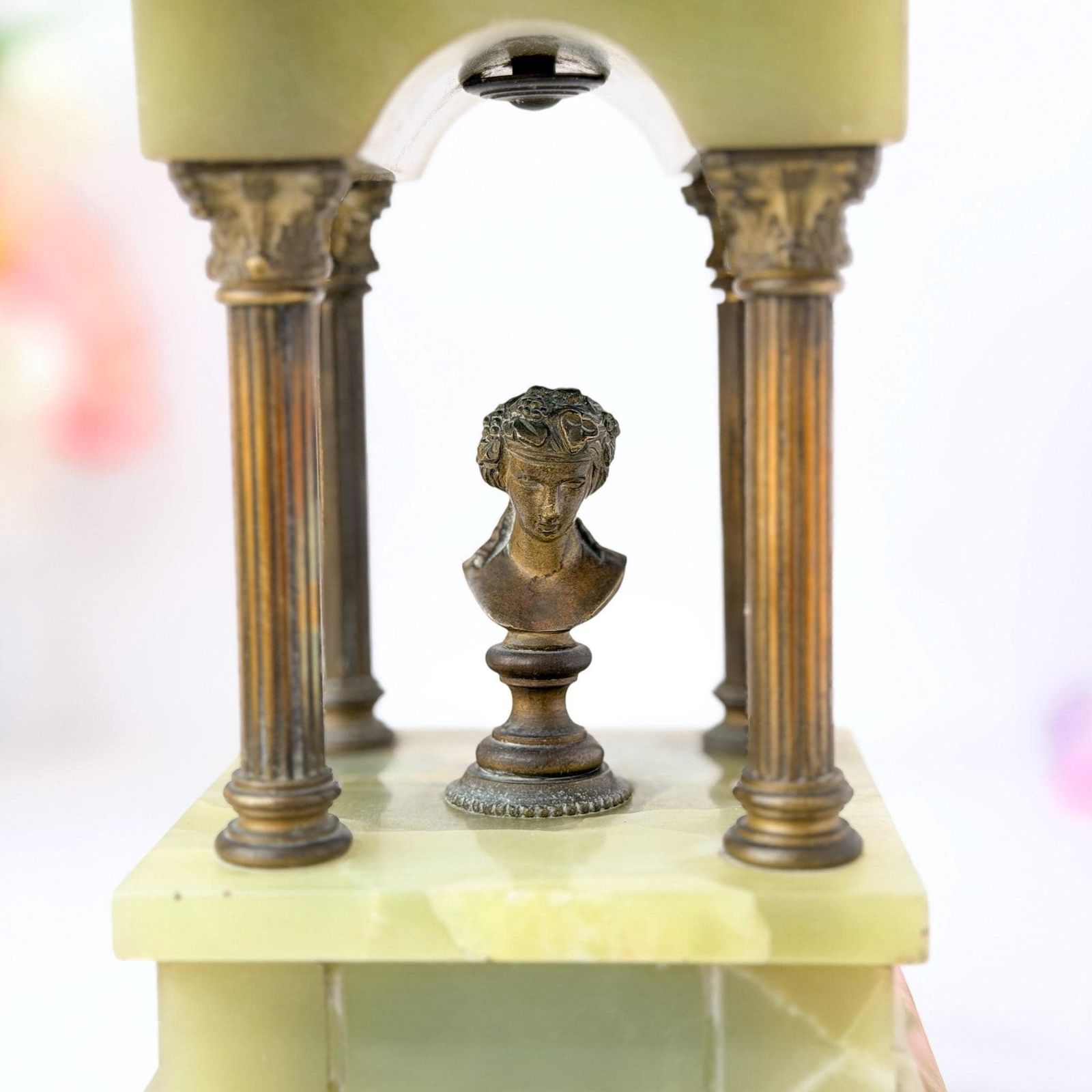 photo furniture Antiek groen onyx Grand Tour architectonische tempietto met buste