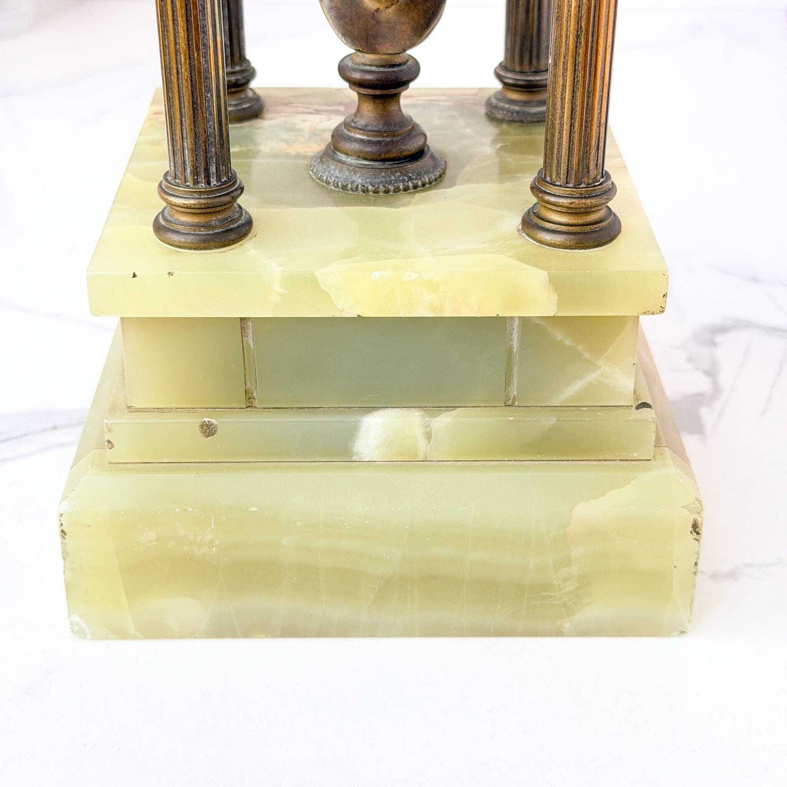 photo vinterior Antiek groen onyx Grand Tour architectonische tempietto met buste