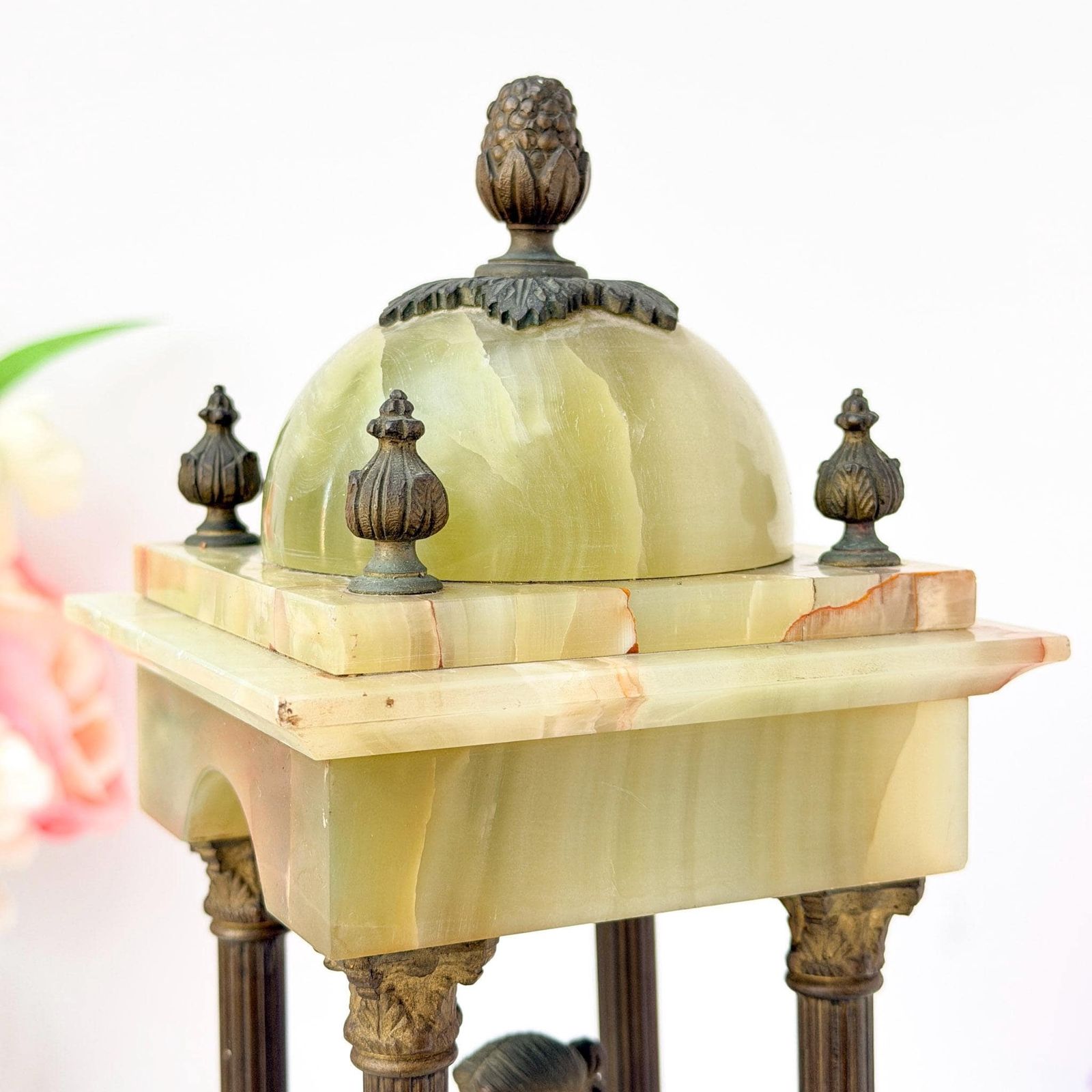 Antiek groen onyx Grand Tour architectonische tempietto met buste photo vinterior