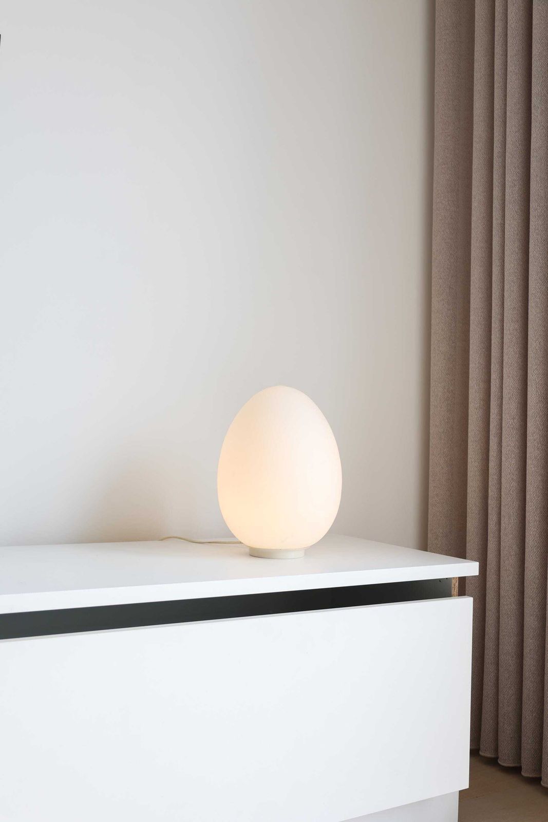Vintage Withe Opal Glass Egg Table Lamp, Attr. To Fontana Arte