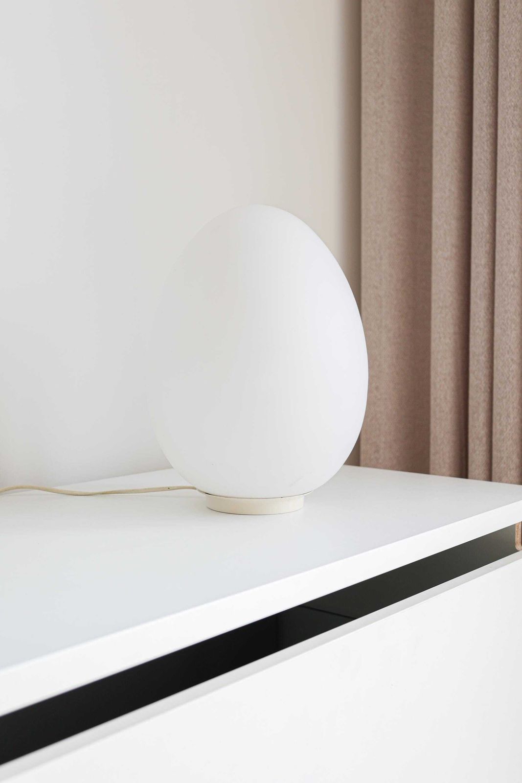 Vintage Withe Opal Glass Egg Table Lamp, Attr. To Fontana Arte photo Lighting