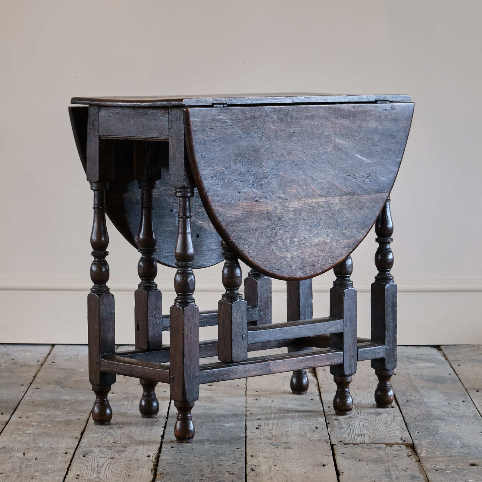 photo furniture Small Oak Gateleg Table, 1800s