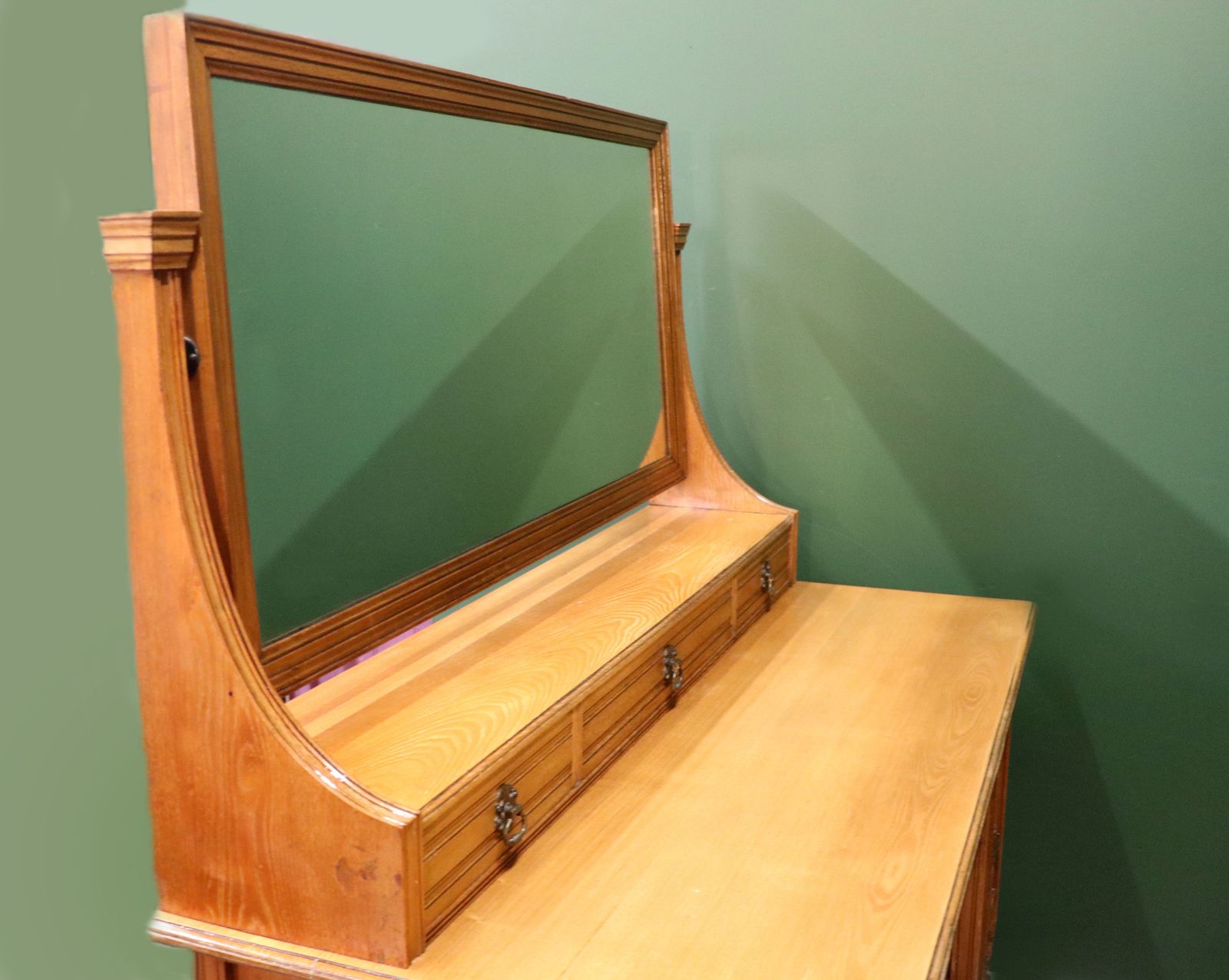 A Lovely Late Victorian American Light Walnut Dressing Table In Superb Original Condition. photo vintage