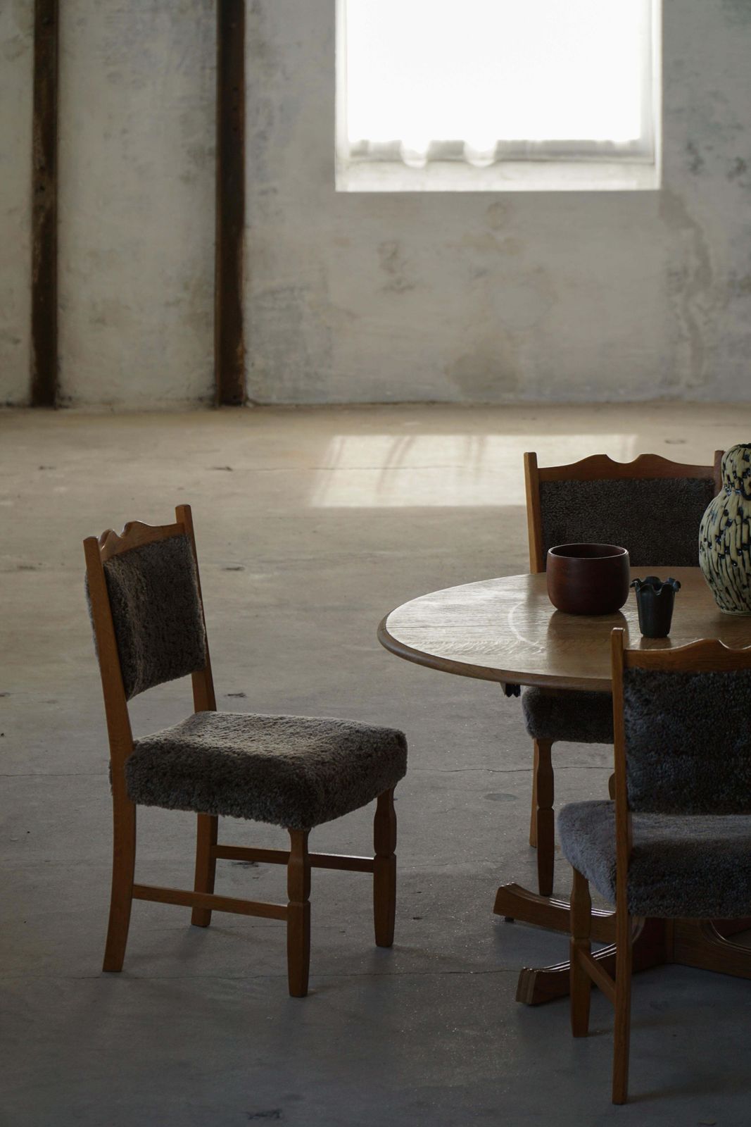 photo vintage Set Of 8 Danish Modern Dining Chairs In Oak And Lambswool Henning Kjærnulf 1960s