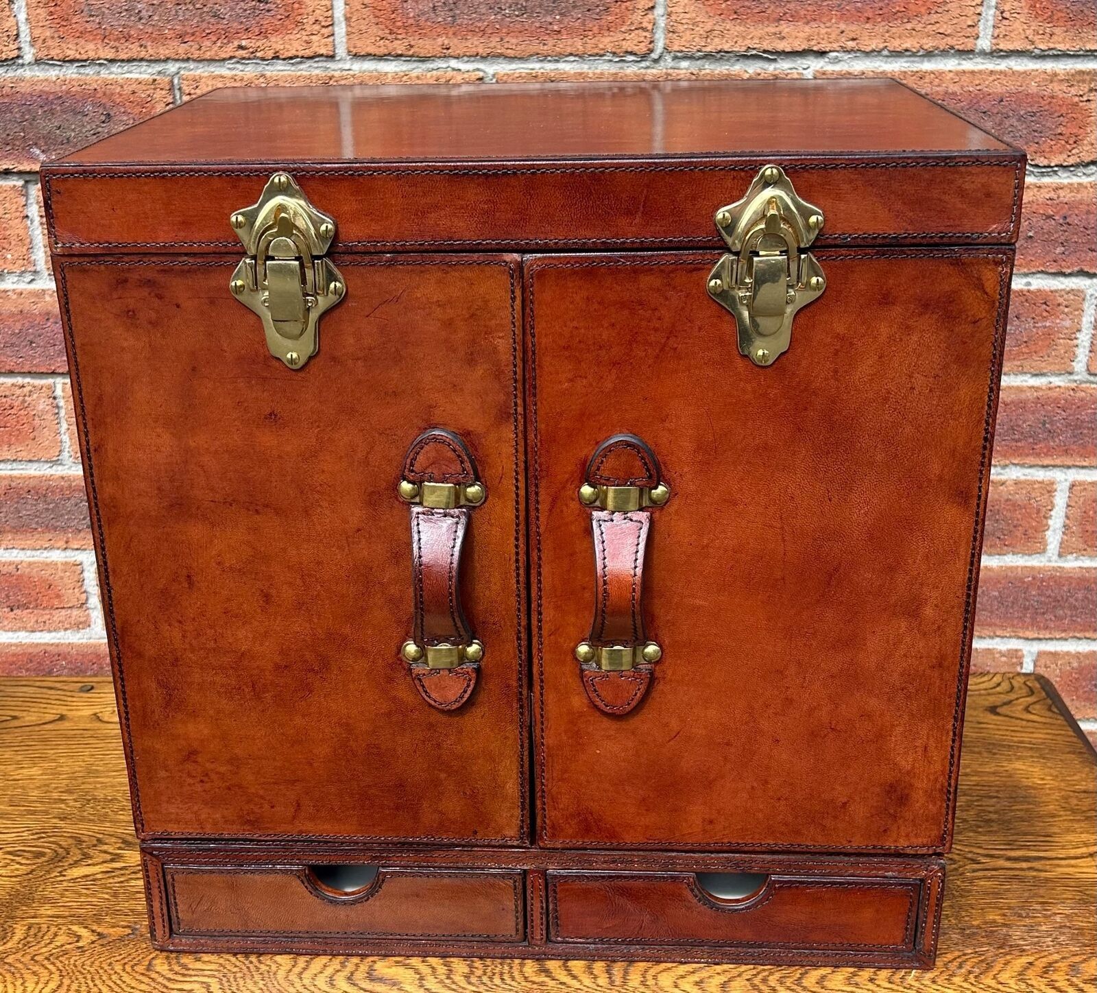 Superb Quality Hand Crafted Antique Style Leather Campaign Portable Drinks Bar