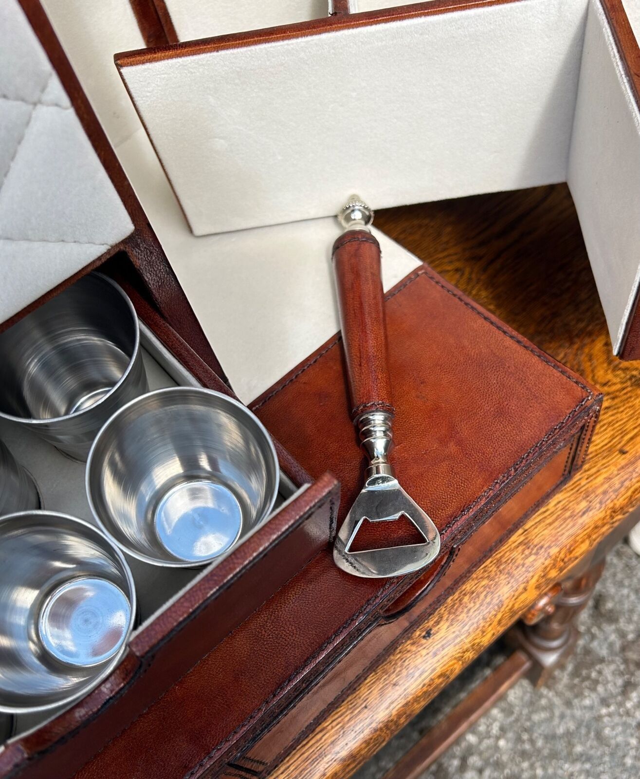 Superb Quality Hand Crafted Antique Style Leather Campaign Portable Drinks Bar photo Furniture