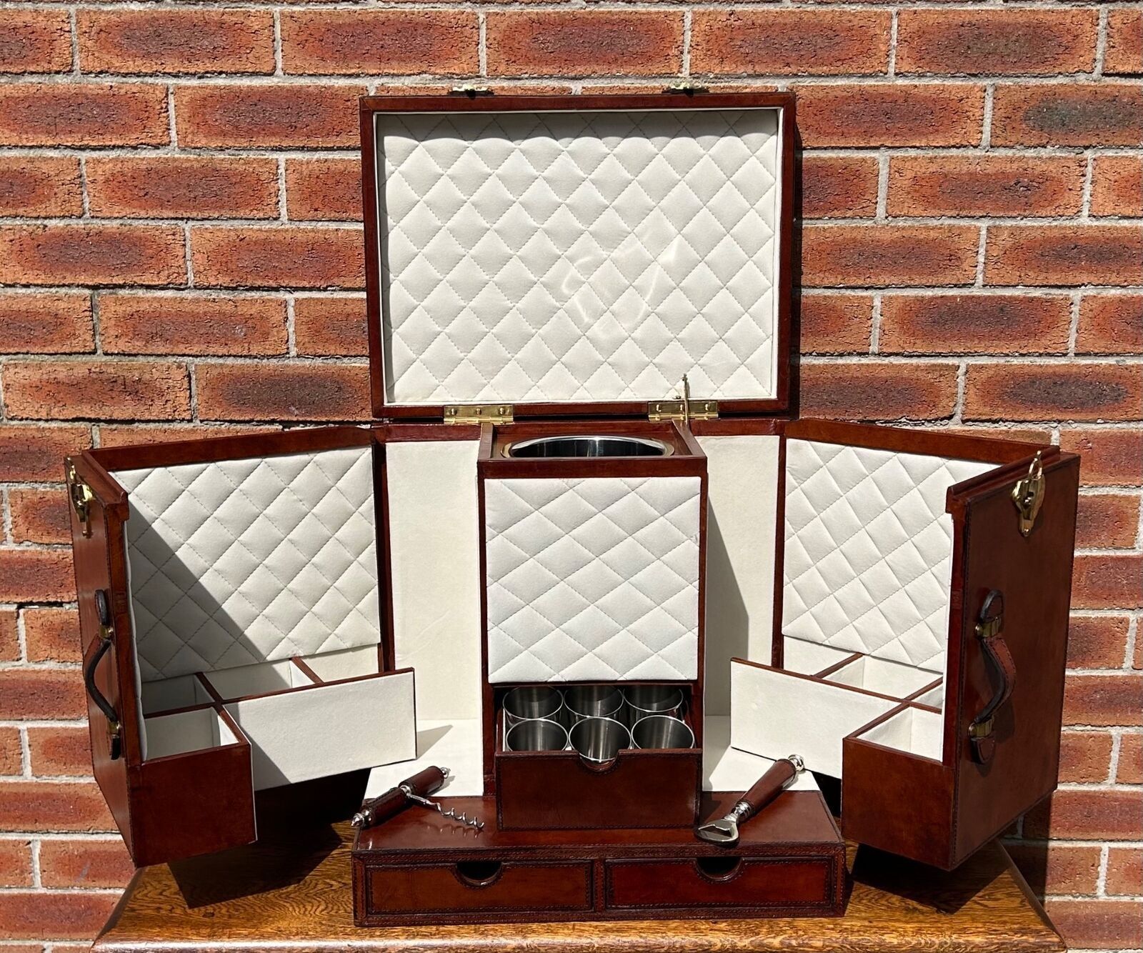 photo vintage Superb Quality Hand Crafted Antique Style Leather Campaign Portable Drinks Bar