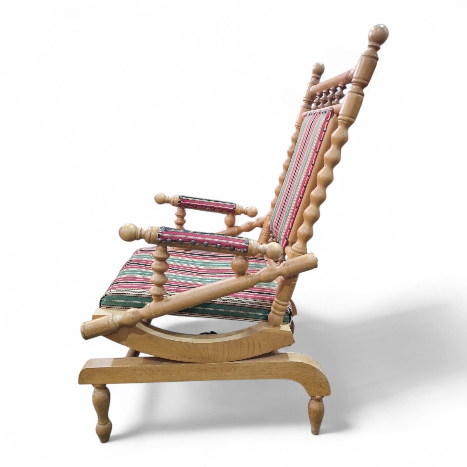 photo vintage Antique Oak Rocking Chair Bobbin Turned Spindle Back Armchair Reading Chair