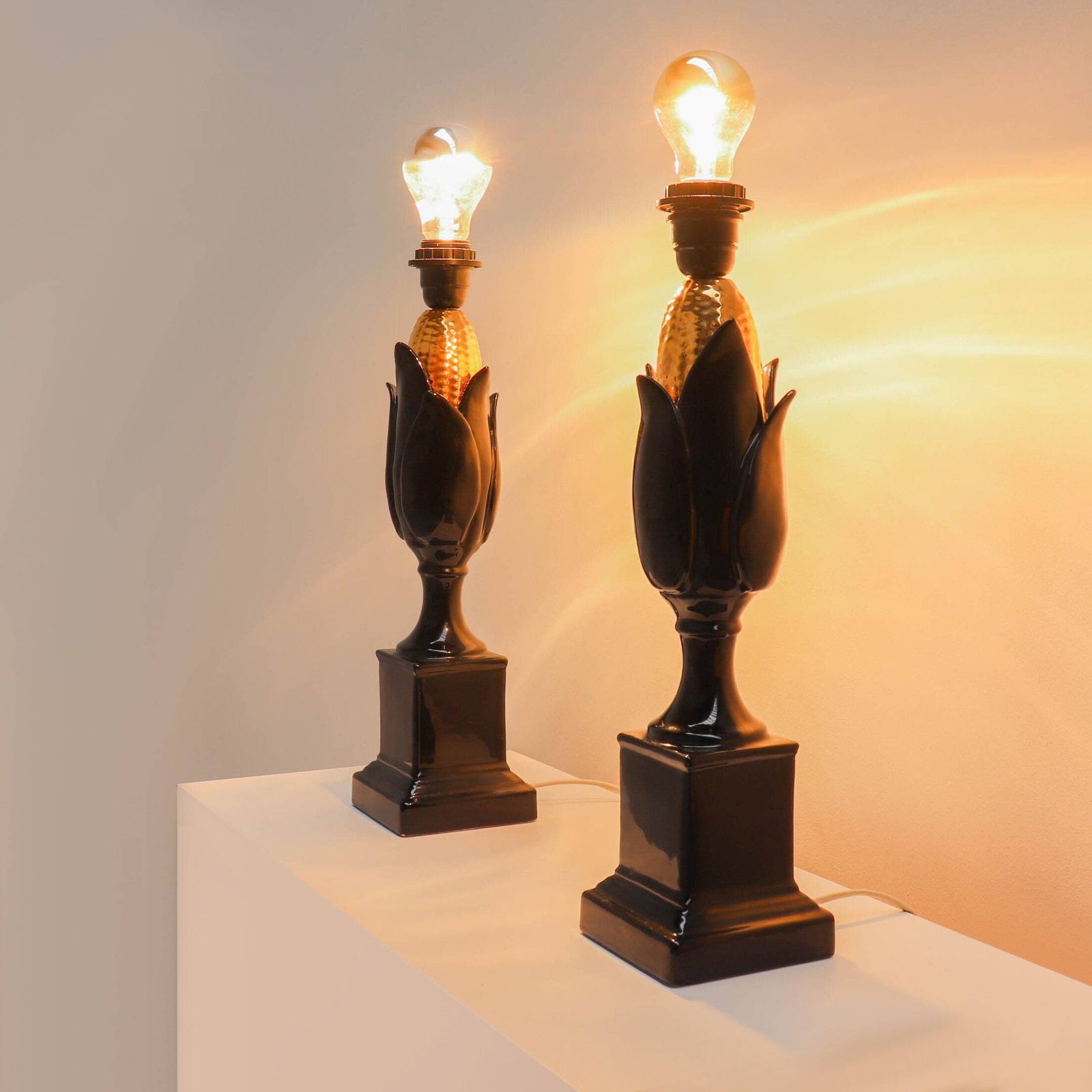 Set Van Twee Mid Century 'Corn' Tafellampen Van Keramiek photo Verlichting