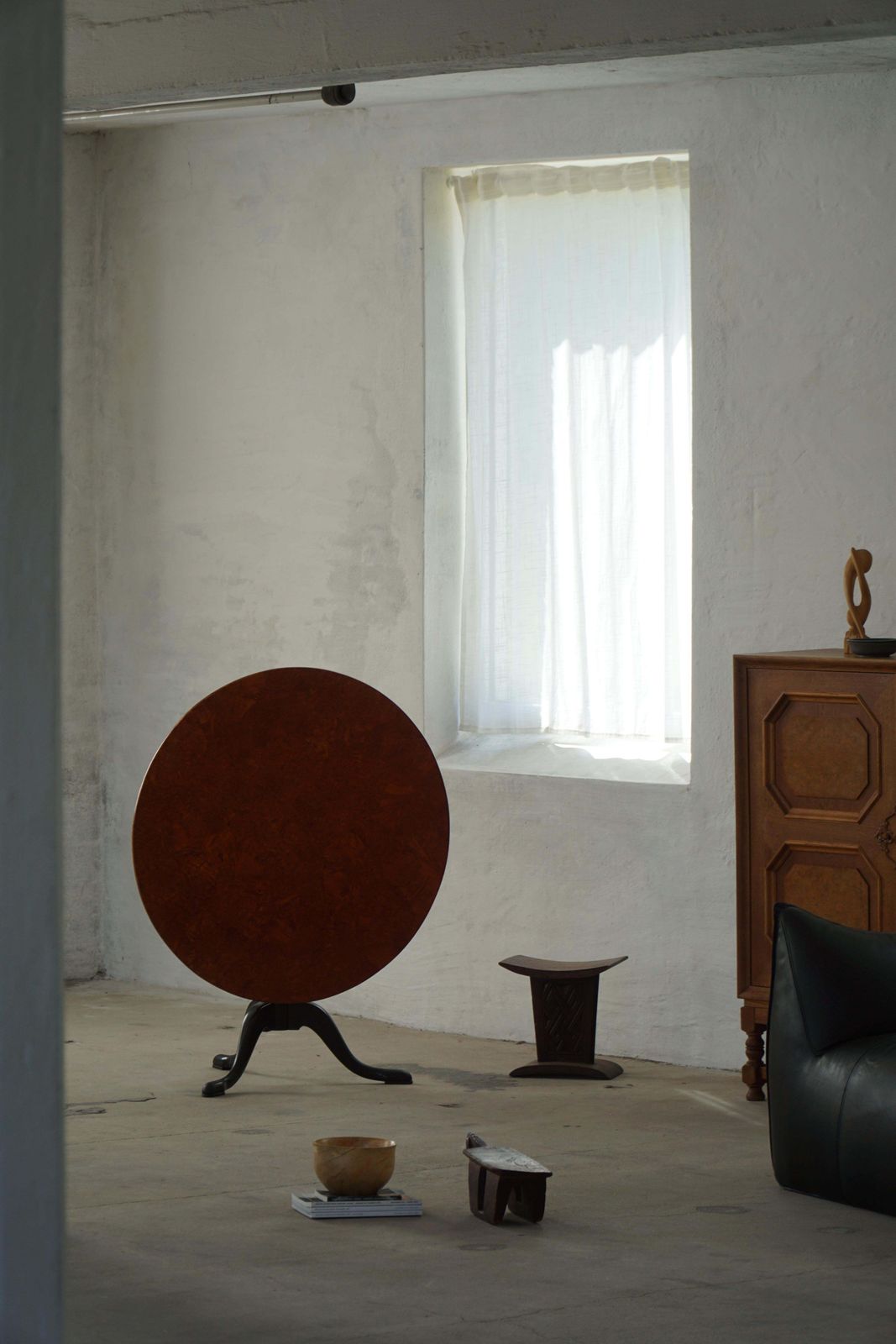 Antique Swedish Tilt Top Occasional Table In Burl Wood Veneer, Mid 19th Century photo vinterior